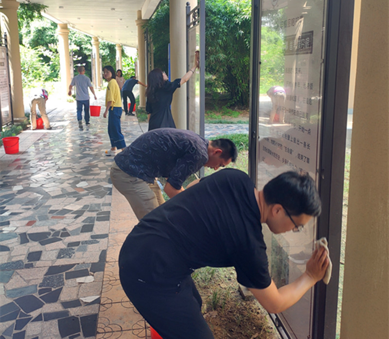 1599125085723010030.jpg 理科支部文治长廊保洁1_副本.jpg