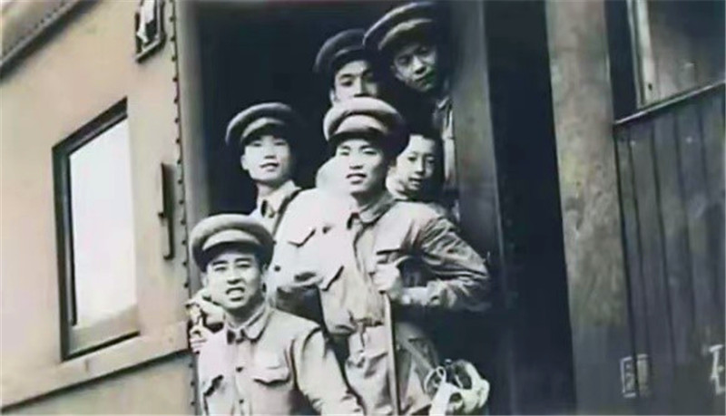 1619771088573077503.jpg 1.战友合影.jpg