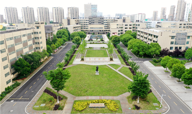 1624002135700085047.jpg 3.校园中央大道.jpg