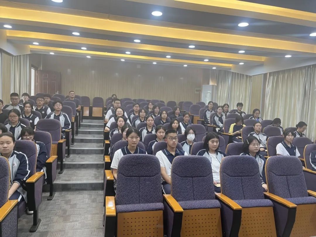学生捐款.jpg